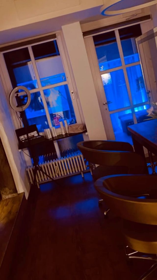 Emmendinger Verkaufs Nacht 
Freitag den 19.05 .2023 
Von 19- 23 Uhr 
Haare & Kunst 
🩷🛍️🩷🛍️🩷🛍️🩷🛍️🩷🛍️🩷🛍️🩷🛍️
20 % auf alle NEWSHA Produkte inklusiv Beratung und Tipps vom Profi zur perfekten Pflege Routine.
Bei einem Glas Moosmann Wein🍷 kannst du Kunst genießen und shoppen 🛍️
Wir freuen uns auf DICH 
Sonja & Guido 
#kunst#wein#verkaufsoffen #nacht#emmendingen #hair #styl #shopping #sonja&guido #friseur